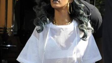 Rihanna esce dall'hotel...e non indossa gli slip03