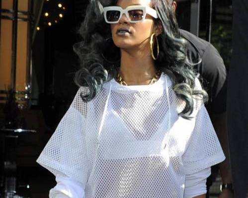 Rihanna esce dall'hotel...e non indossa gli slip03