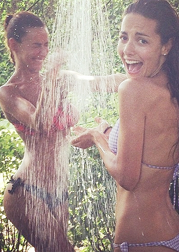 Melita Toniolo e Laura Barriales: giochi in doccia contro afa (foto)