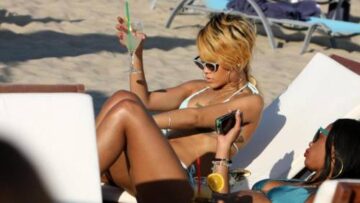 Rihanna bikini in spiaggia in Polonia 03