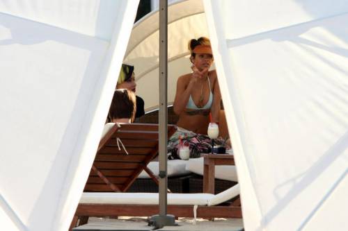 Rihanna bikini in spiaggia in Polonia 05