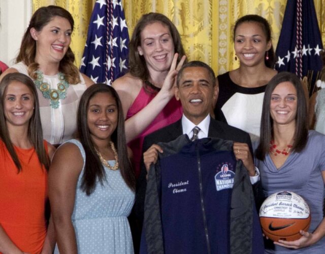 Usa, la giocatrice di basket fa le orecchie da coniglio ad Obama