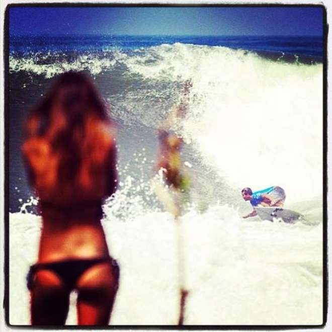Laura Torrisi, lato b da urlo e prove di surf su Instagram (foto)