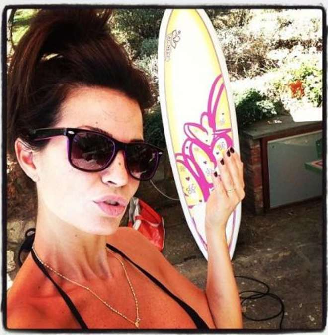 Laura Torrisi, lato b da urlo e prove di surf su Instagram (foto)