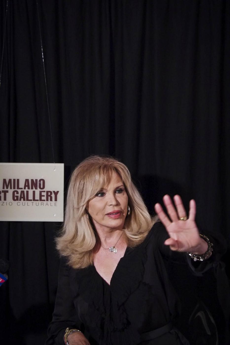 Amanda Lear, la musa di Dalì pittrice alla Milano Art Gallery01