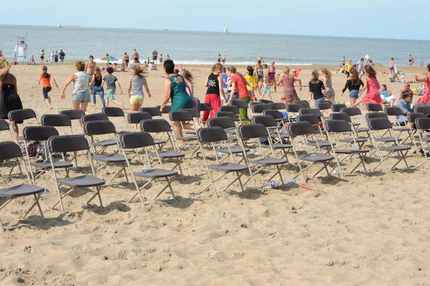 Belgio, la curiosa coreografia sulla spiaggia di Ostenda01