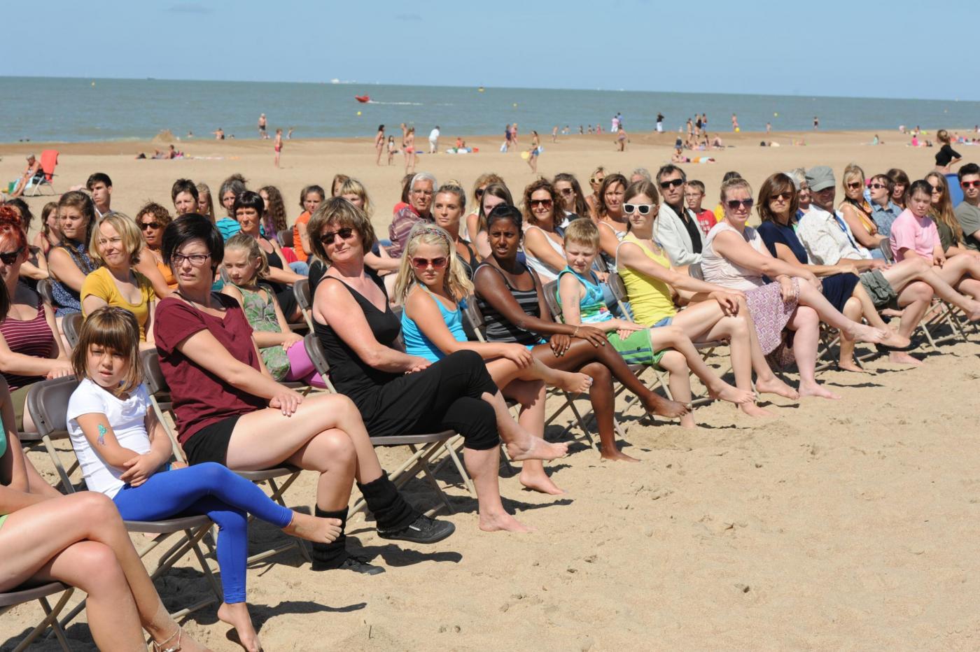 Belgio, la curiosa coreografia sulla spiaggia di Ostenda10