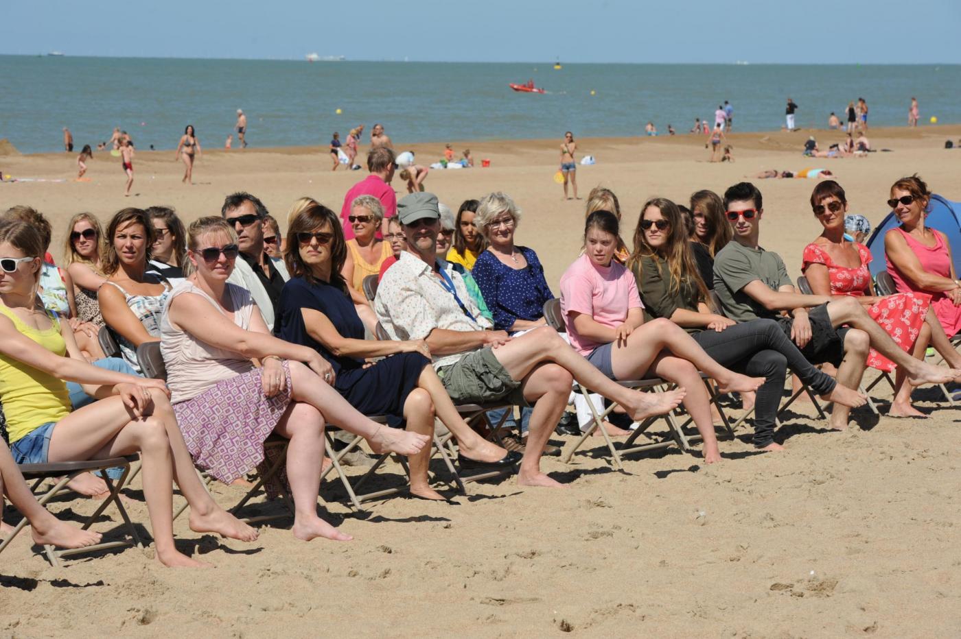 Belgio, la curiosa coreografia sulla spiaggia di Ostenda11