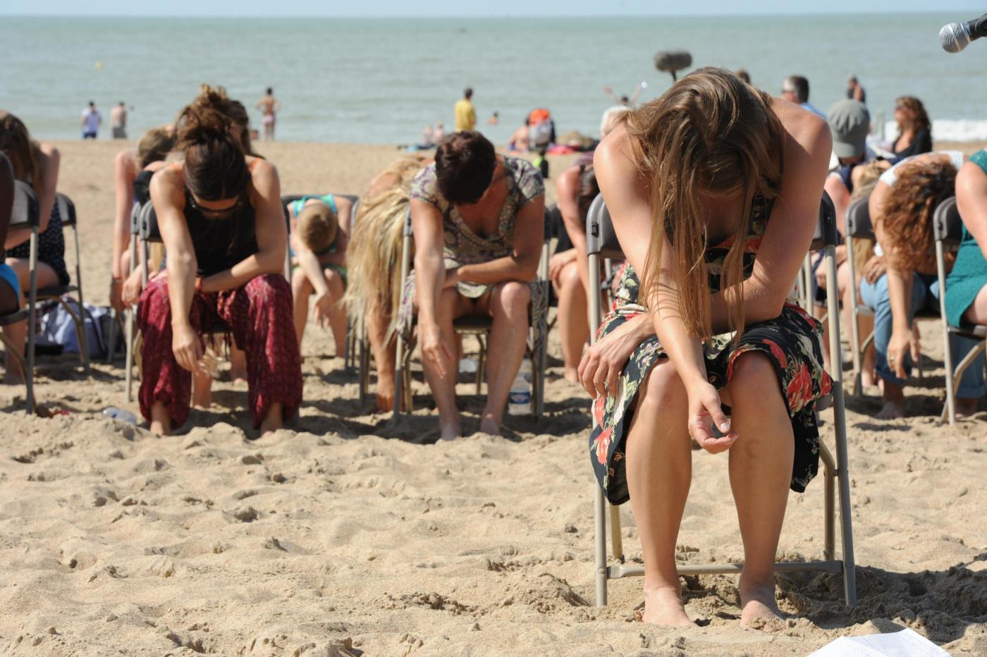 Belgio, la curiosa coreografia sulla spiaggia di Ostenda02
