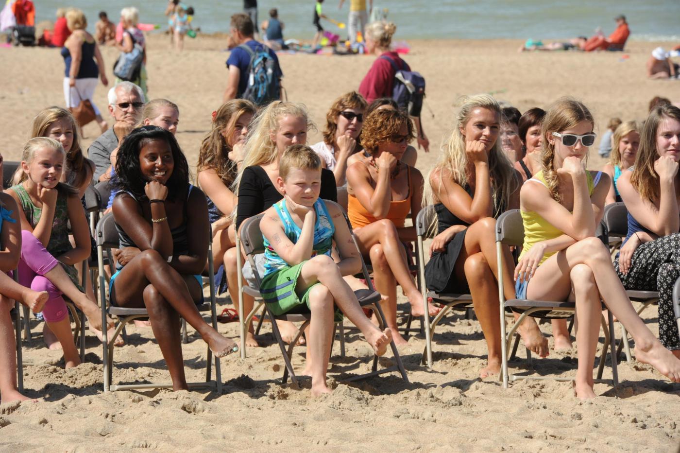 Belgio, la curiosa coreografia sulla spiaggia di Ostenda07