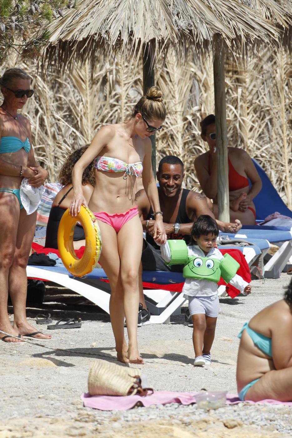 Doutzen Kroes & Family Enjoy A Day On The Beach In Ibiza La top model Doutzen Kroes in vacanza ad Ibiza12