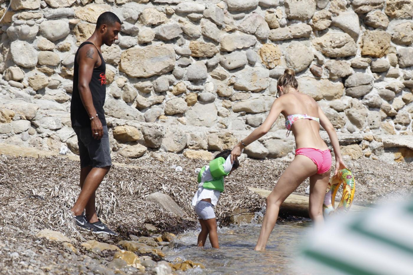 Doutzen Kroes ad Ibiza con il marito e il piccolo Phyllon Joy03