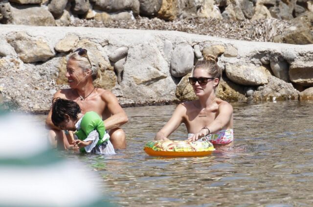 Doutzen Kroes & Family Enjoy A Day On The Beach In Ibiza La top model Doutzen Kroes in vacanza ad Ibiza11
