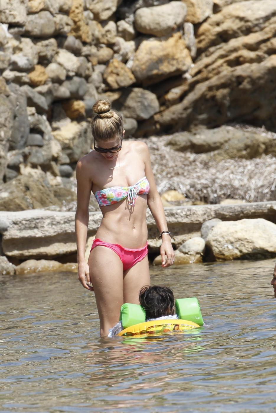 Doutzen Kroes & Family Enjoy A Day On The Beach In Ibiza La top model Doutzen Kroes in vacanza ad Ibiza04