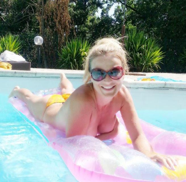 Eva Henger senza reggiseno in piscina il topless è coperto dalle mani02