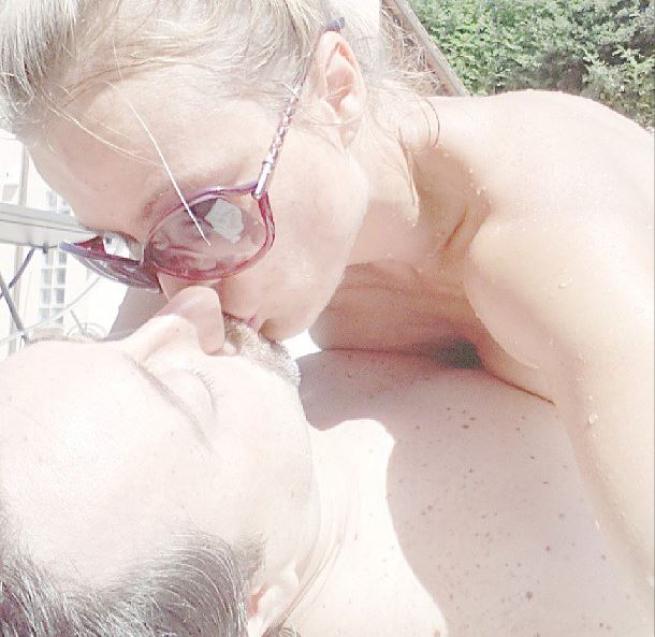 Eva Henger senza reggiseno in piscina il topless è coperto dalle mani03