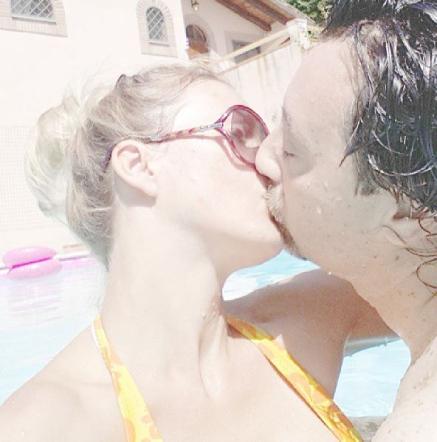 Eva Henger senza reggiseno in piscina il topless è coperto dalle mani05