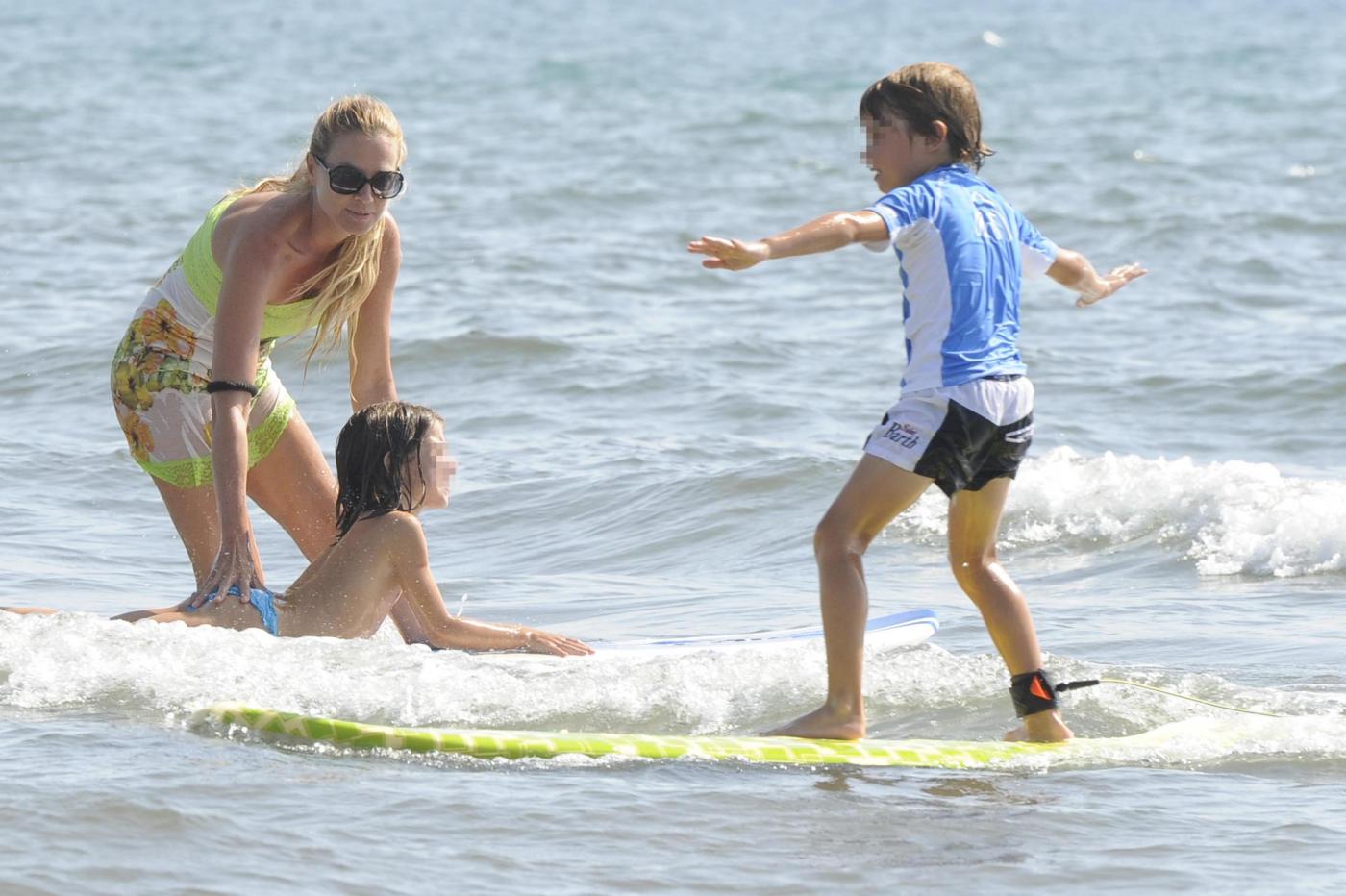 Federica Panicucci gioca in acqua con i figli a Forte dei Marmi 08