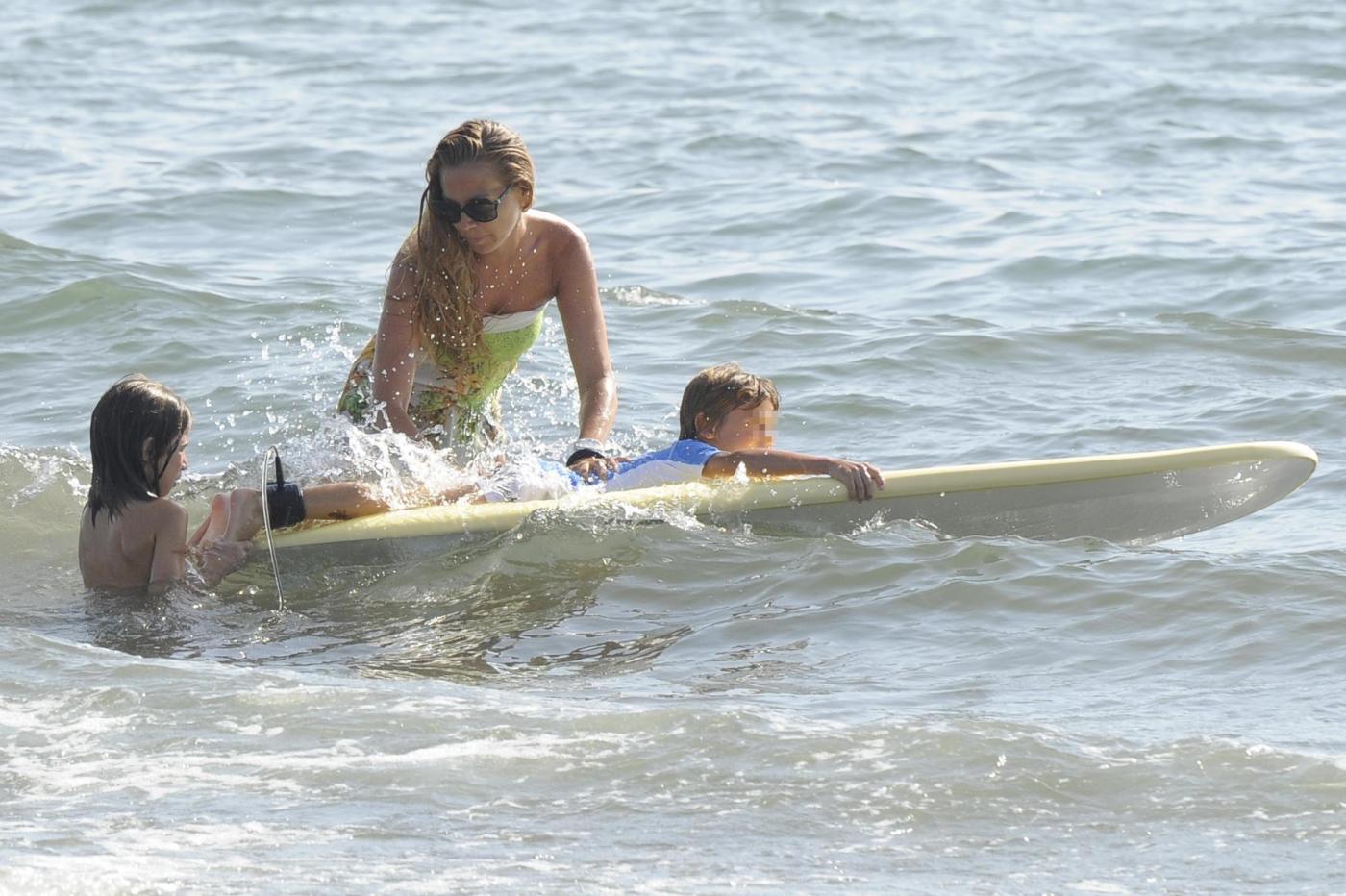 Federica Panicucci gioca in acqua con i figli a Forte dei Marmi 05