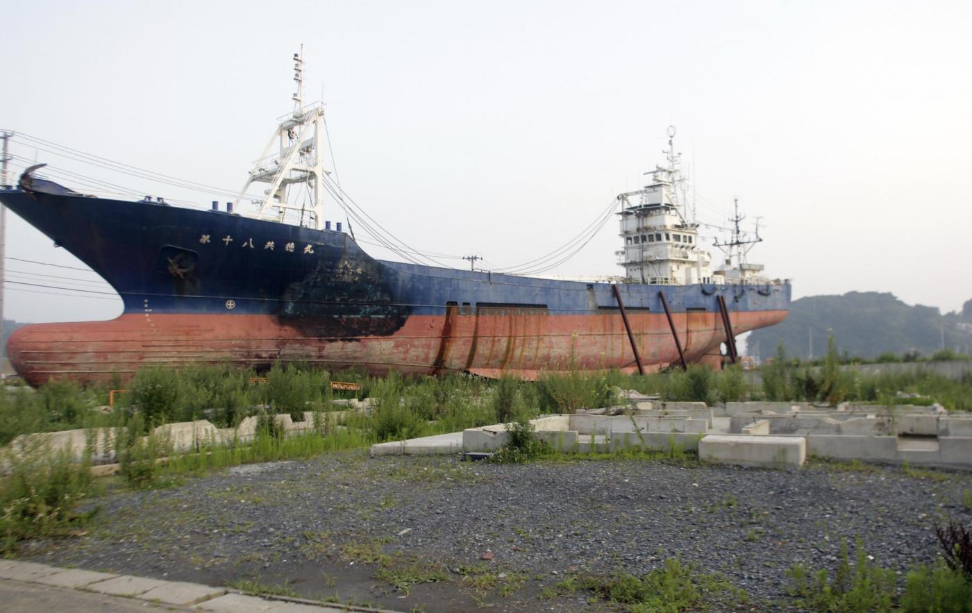 Giappone, la nave incagliata simbolo dello tsunami sarà demolita 04