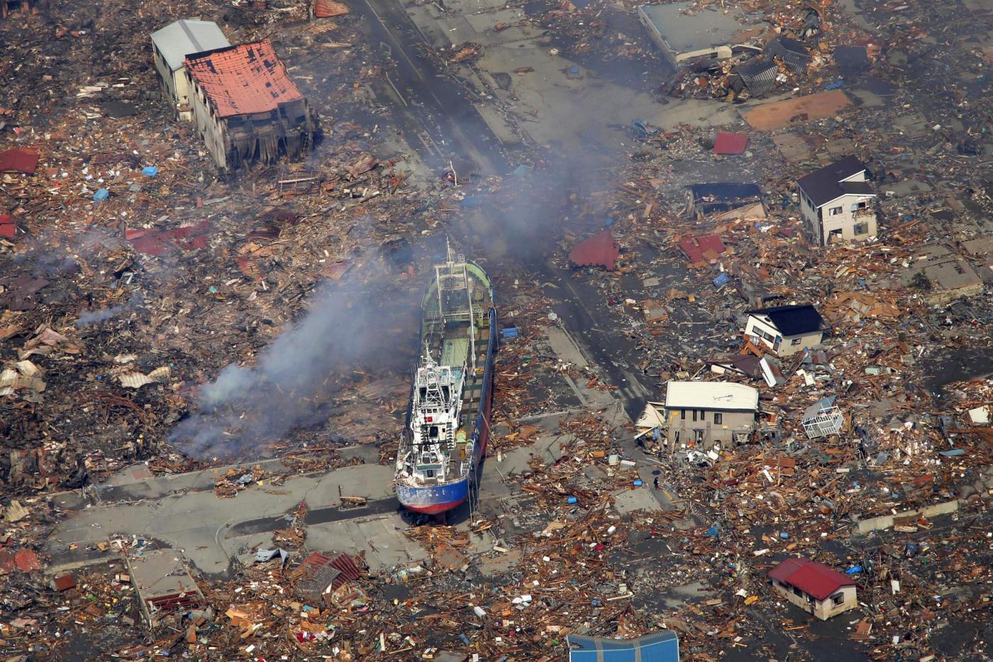 Giappone, la nave incagliata simbolo dello tsunami sarà demolita 03