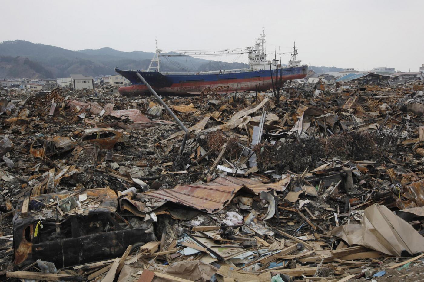 Giappone, la nave incagliata simbolo dello tsunami sarà demolita 02