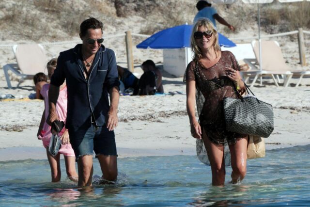 Kate Moss in vacanza a Formentera07