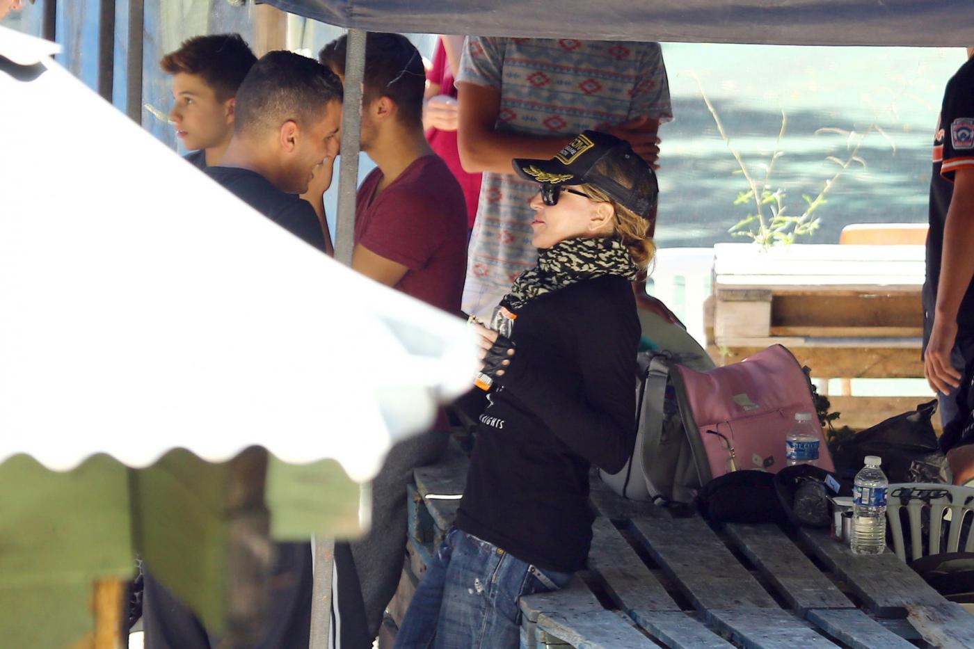 Madonna in vacanza in Francia gioca a paintball con i figli e Brahim 02