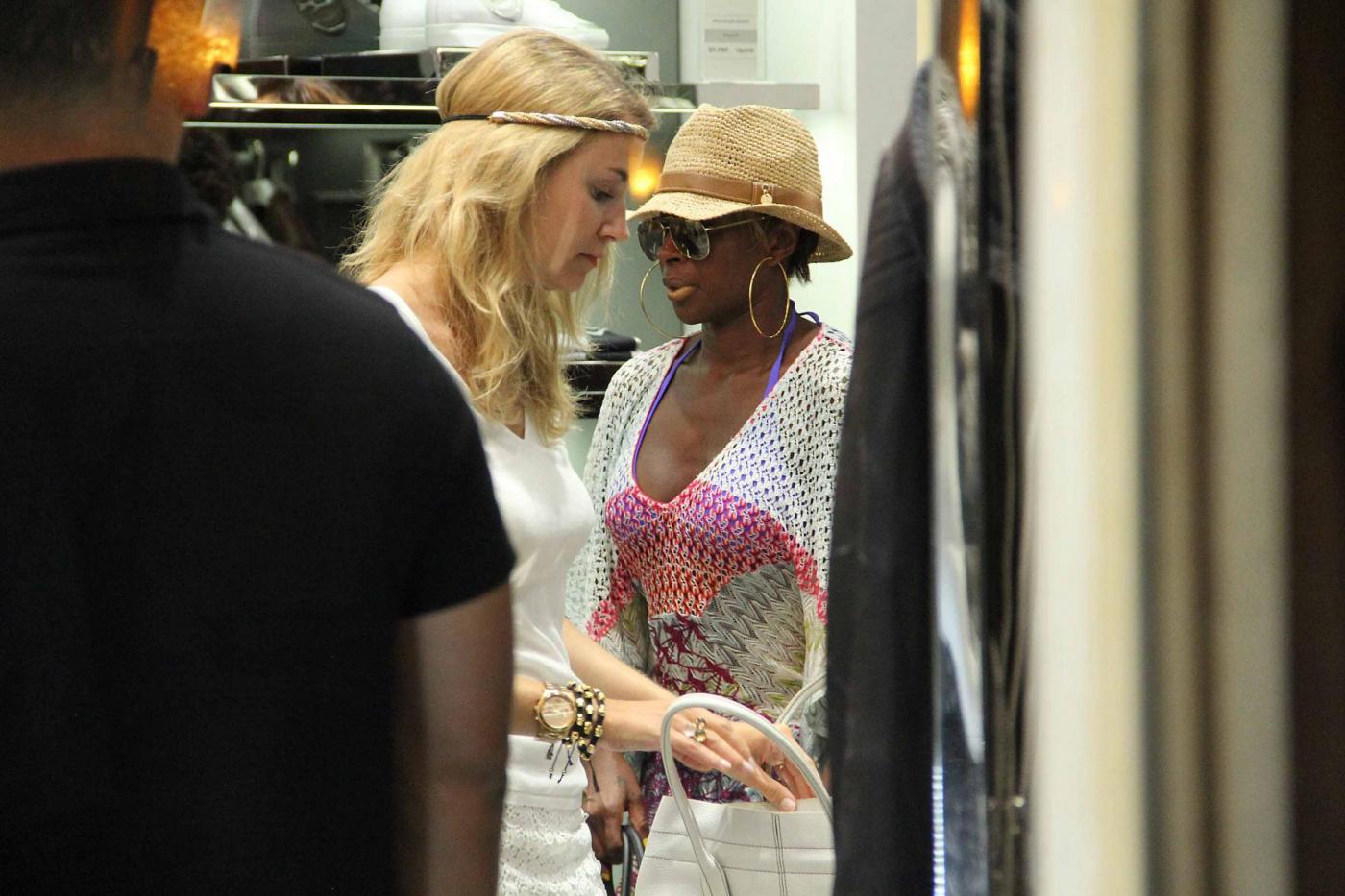 Mary J. Blige, la regina dell'hip hop fa shopping a Porto Cervo col marito07