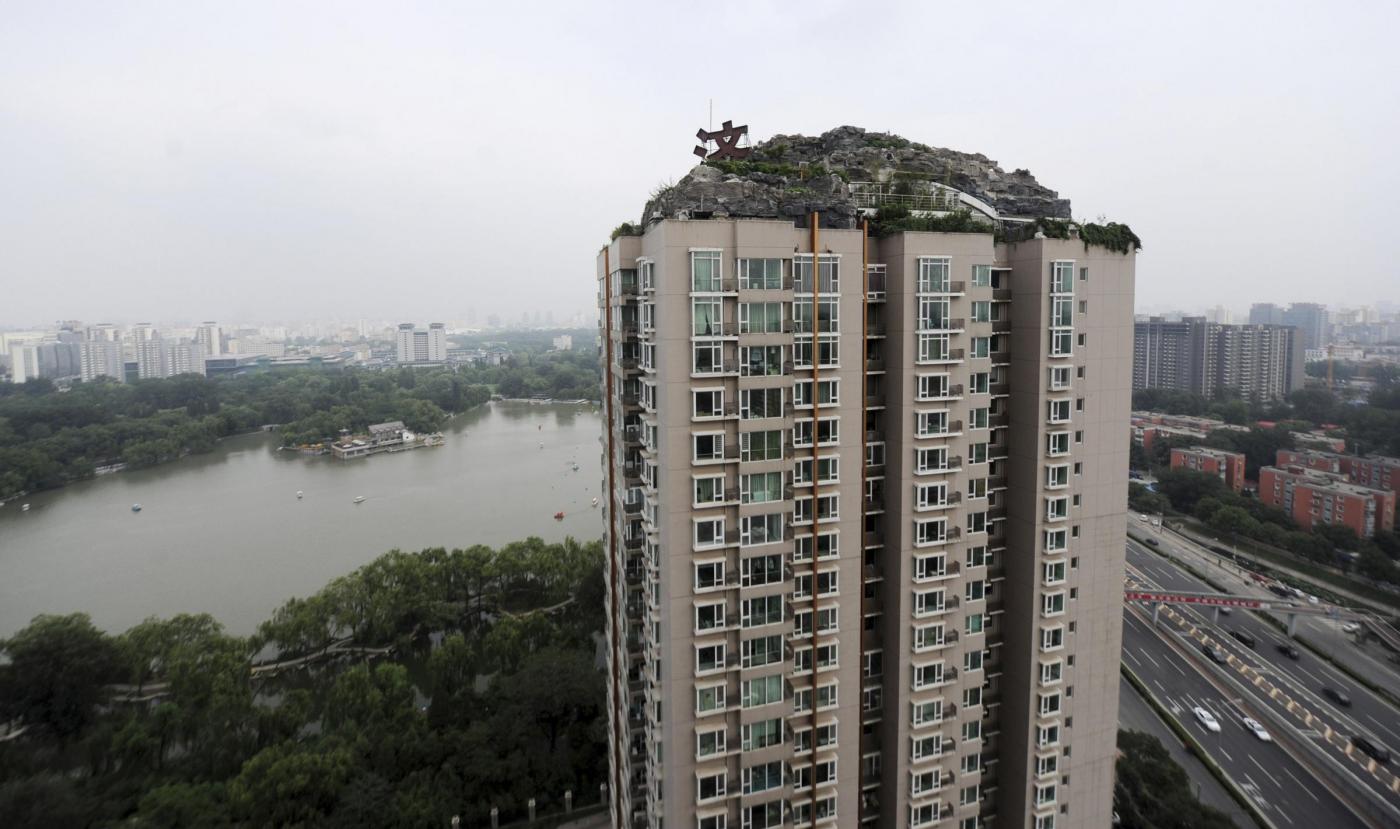 Pechino, follia edilizia: il grattacielo con la roccia sul tetto06