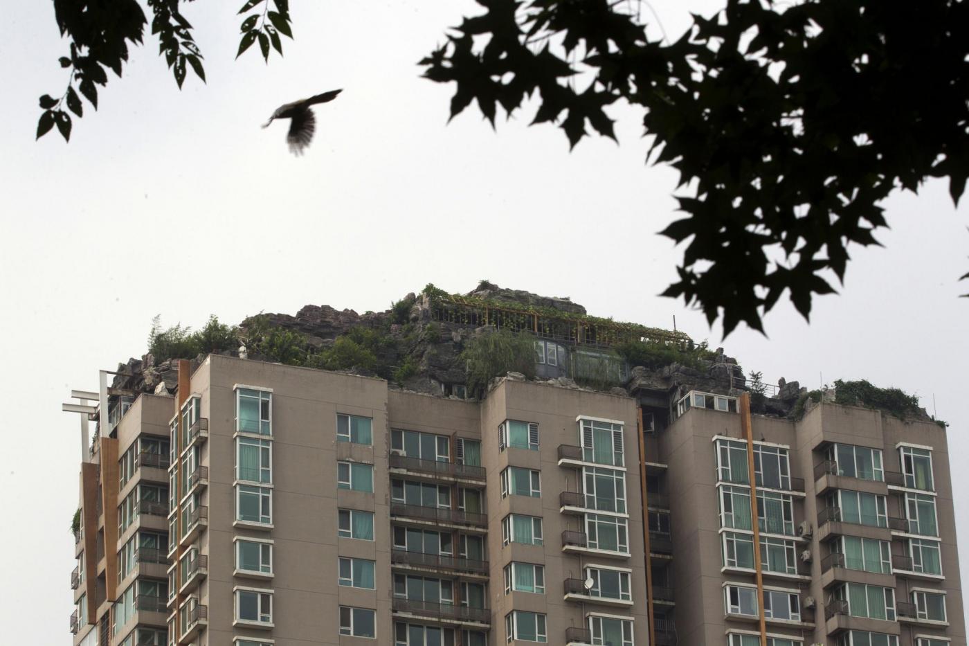 Pechino, follia edilizia: il grattacielo con la roccia sul tetto05
