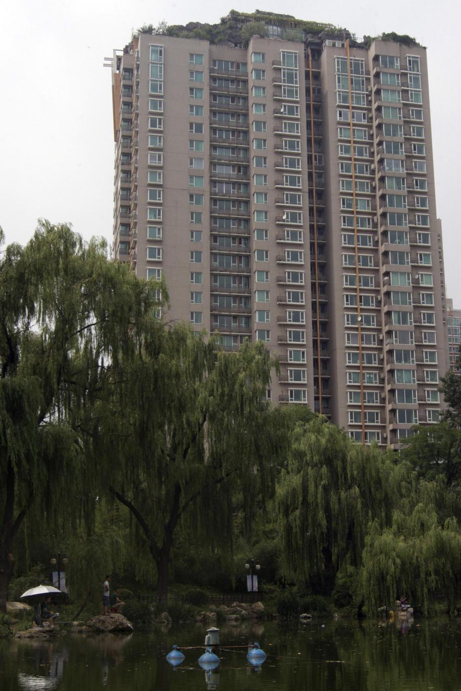 Pechino, follia edilizia: il grattacielo con la roccia sul tetto02