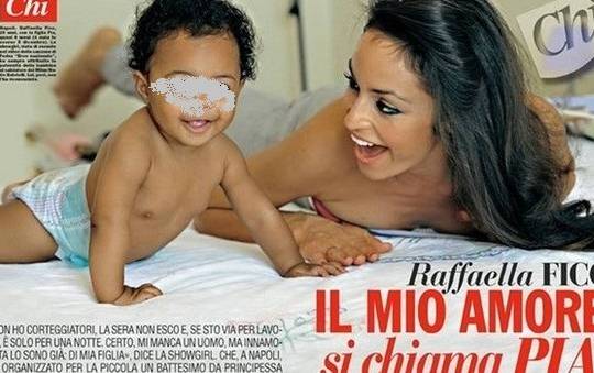 Raffaella Fico, battesimo Pia: "Manca solo Mario Balotelli"