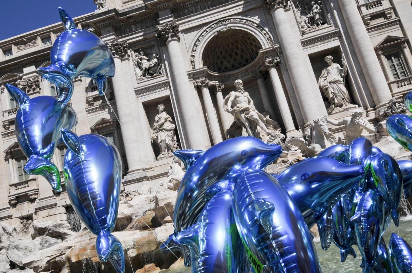 Roma, Fontana di Trevi flash mob a favore dei delfini 03