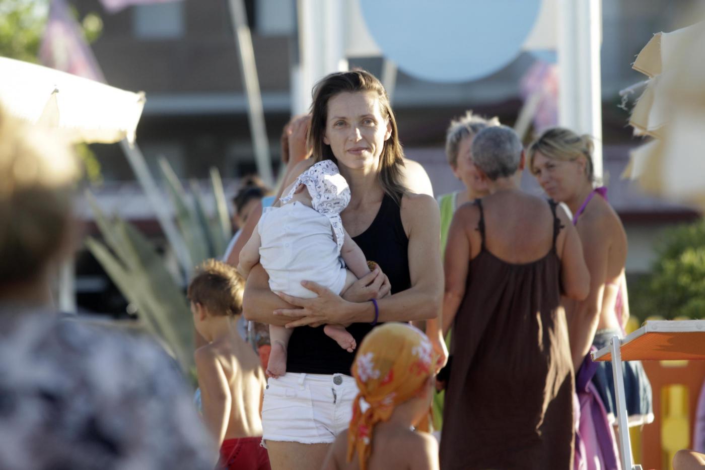 Valentina Vezzali in spiaggia a Senigallia con il marito e i figli 10