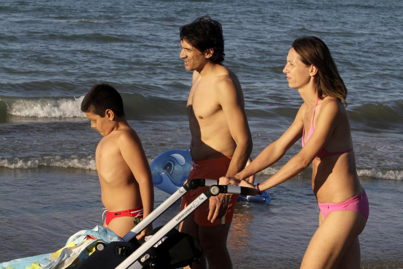 Valentina Vezzali in spiaggia a Senigallia con il marito e i figli 01