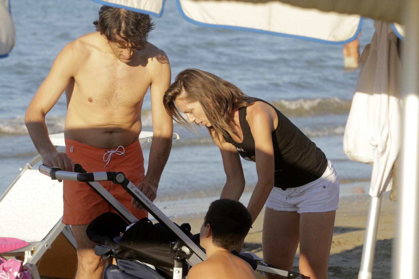 Valentina Vezzali in spiaggia a Senigallia con il marito e i figli 08