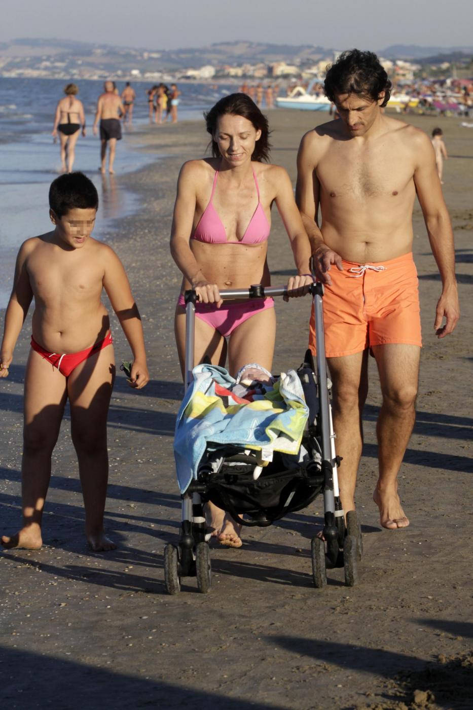 Valentina Vezzali in spiaggia a Senigallia con il marito e i figli 06