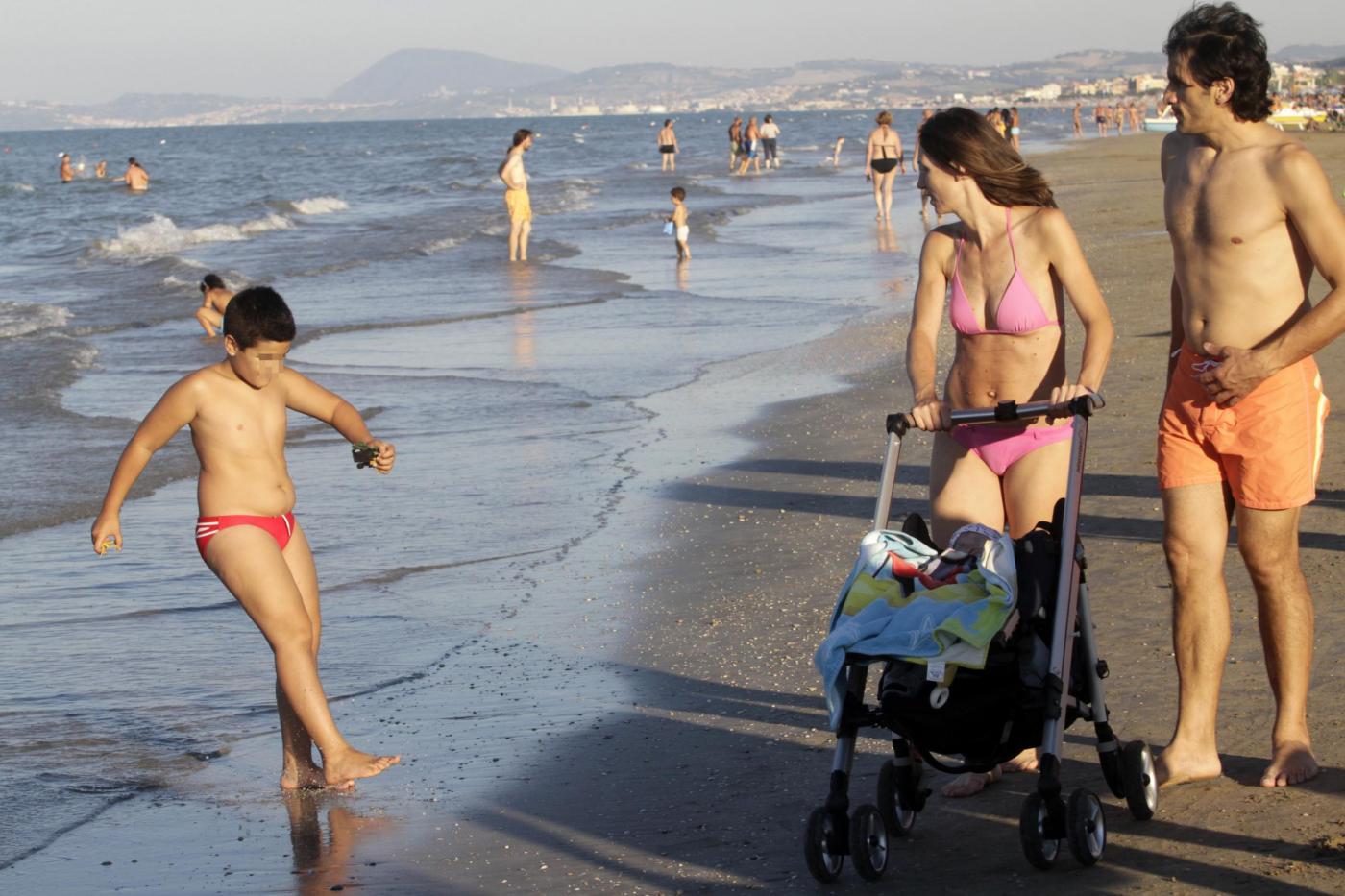 Valentina Vezzali in spiaggia a Senigallia con il marito e i figli 05
