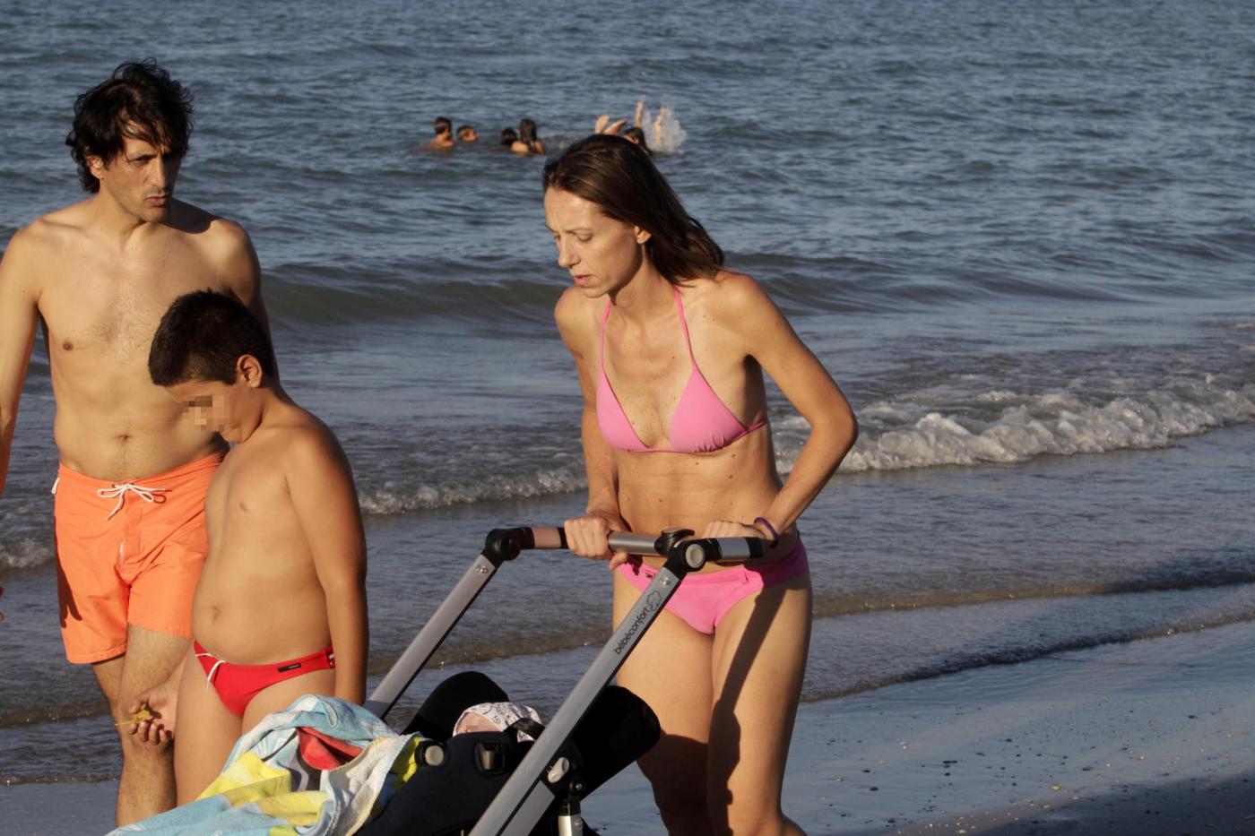 Valentina Vezzali in spiaggia a Senigallia con il marito e i figli 03