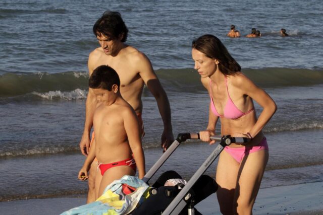 Valentina Vezzali in spiaggia a Senigallia con il marito e i figli 02