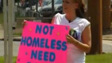 Usa, ragazza elemosina: "Non sono senzatetto, voglio il seno"