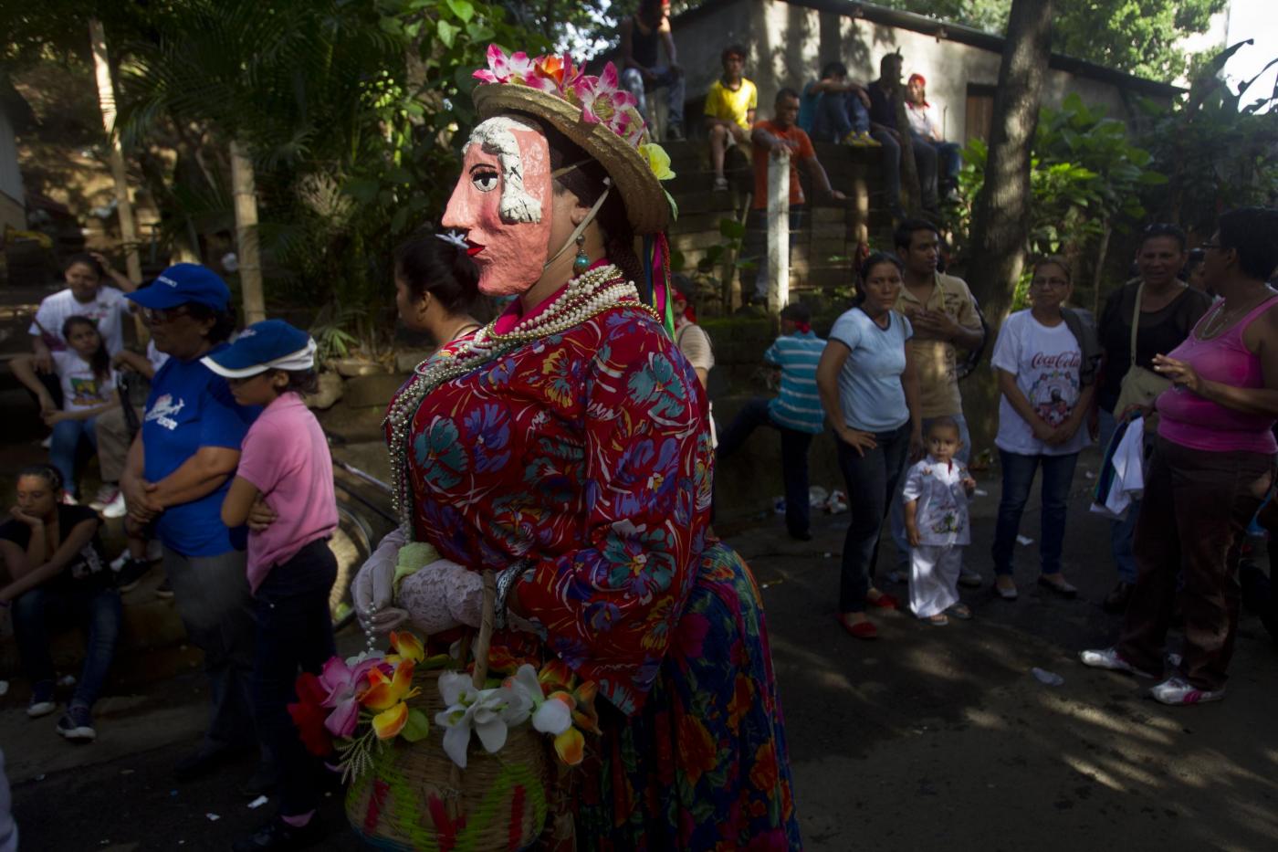 Nicaragua, la festa di Santa Ana: i maschi si travestono da donne07