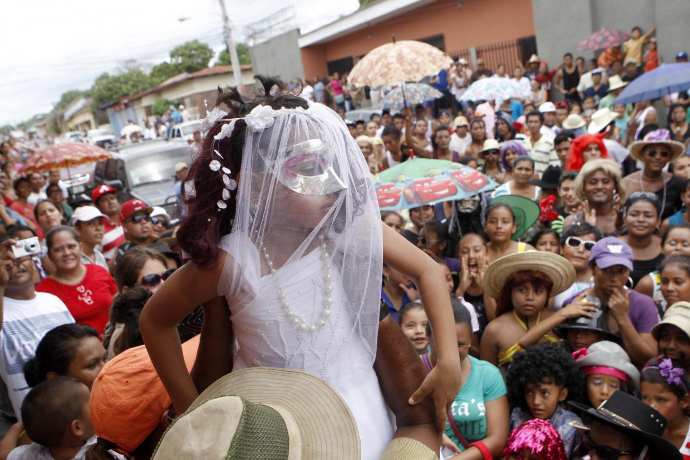 Nicaragua, la festa di Santa Ana: i maschi si travestono da donne05