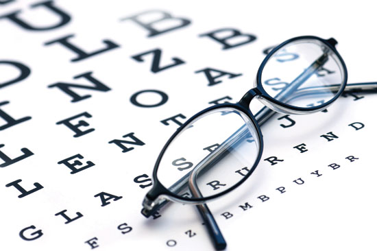 Problemi alla vista, arriva il collirio alla vitamina B2 e raggi Uva