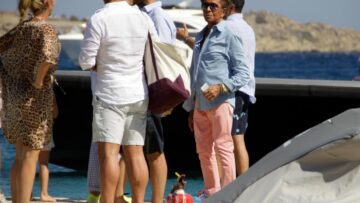 Valentino sullo yacht a Mykonos: con lui la blogger Olivia Palermo01