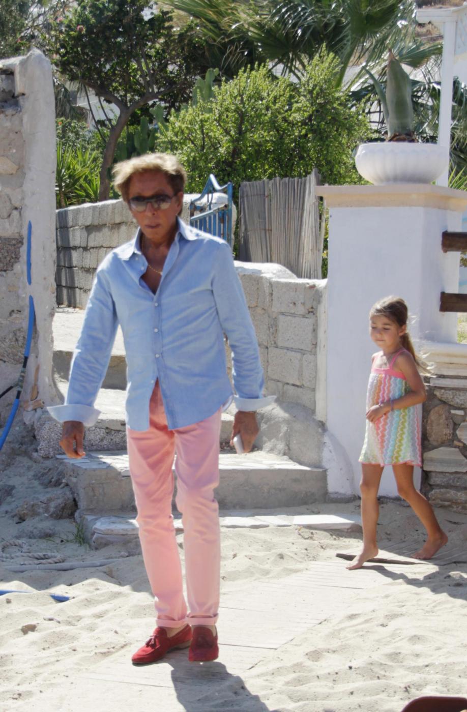 Valentino sullo yacht a Mykonos: con lui la blogger Olivia Palermo05