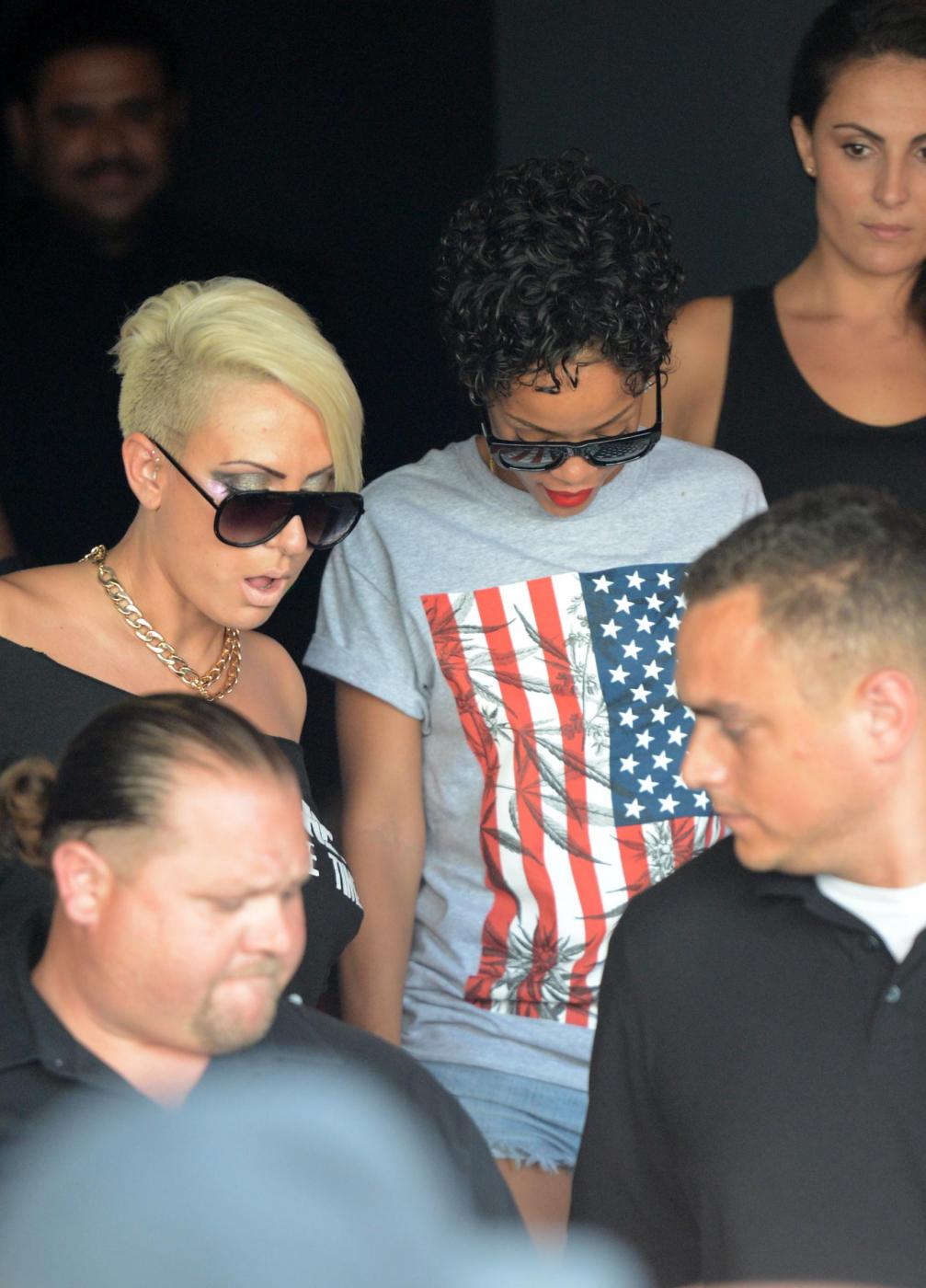Rihanna, t-shirt con foglia di marijuana sulla bandiera americana 06