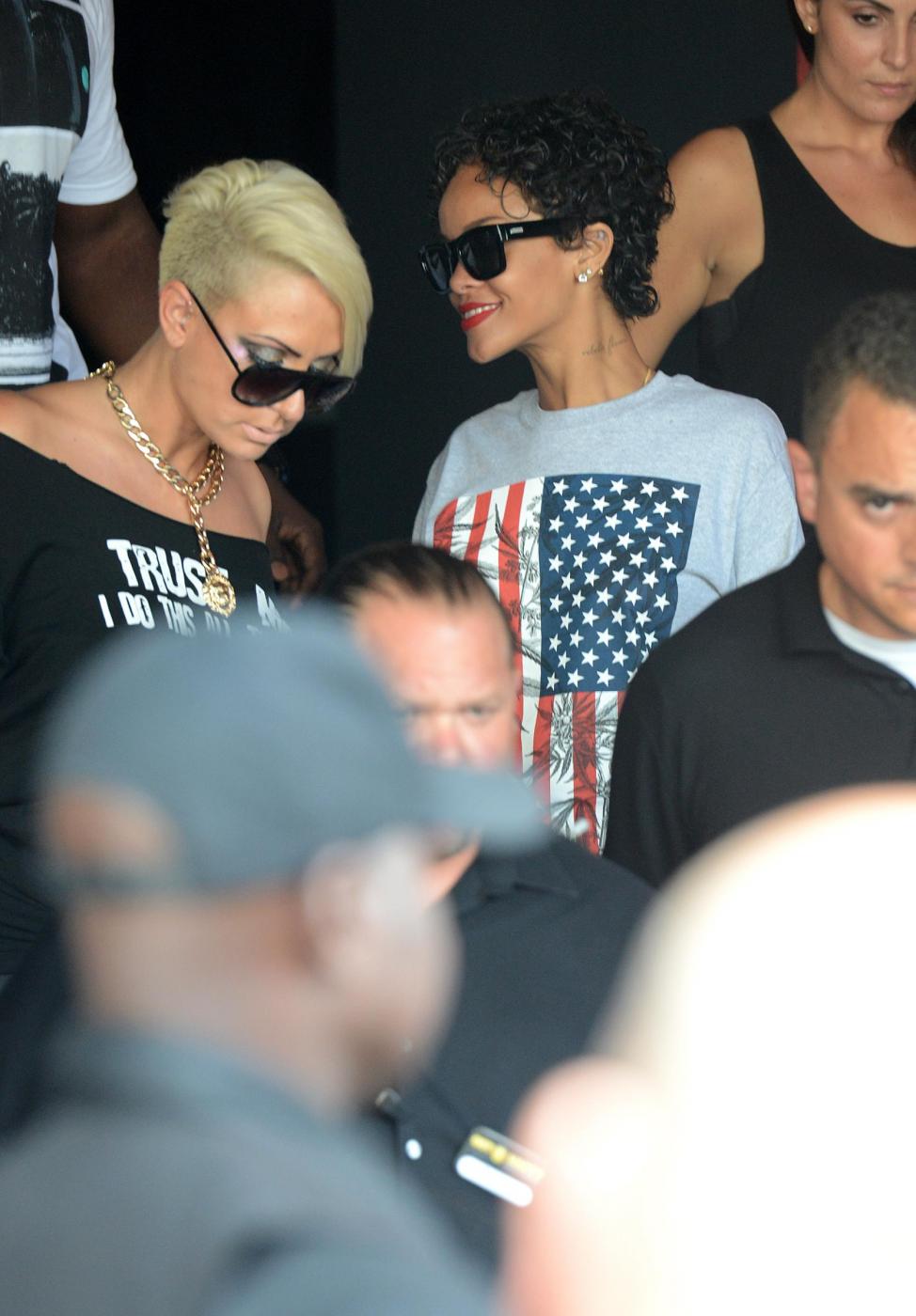 Rihanna, t-shirt con foglia di marijuana sulla bandiera americana 03