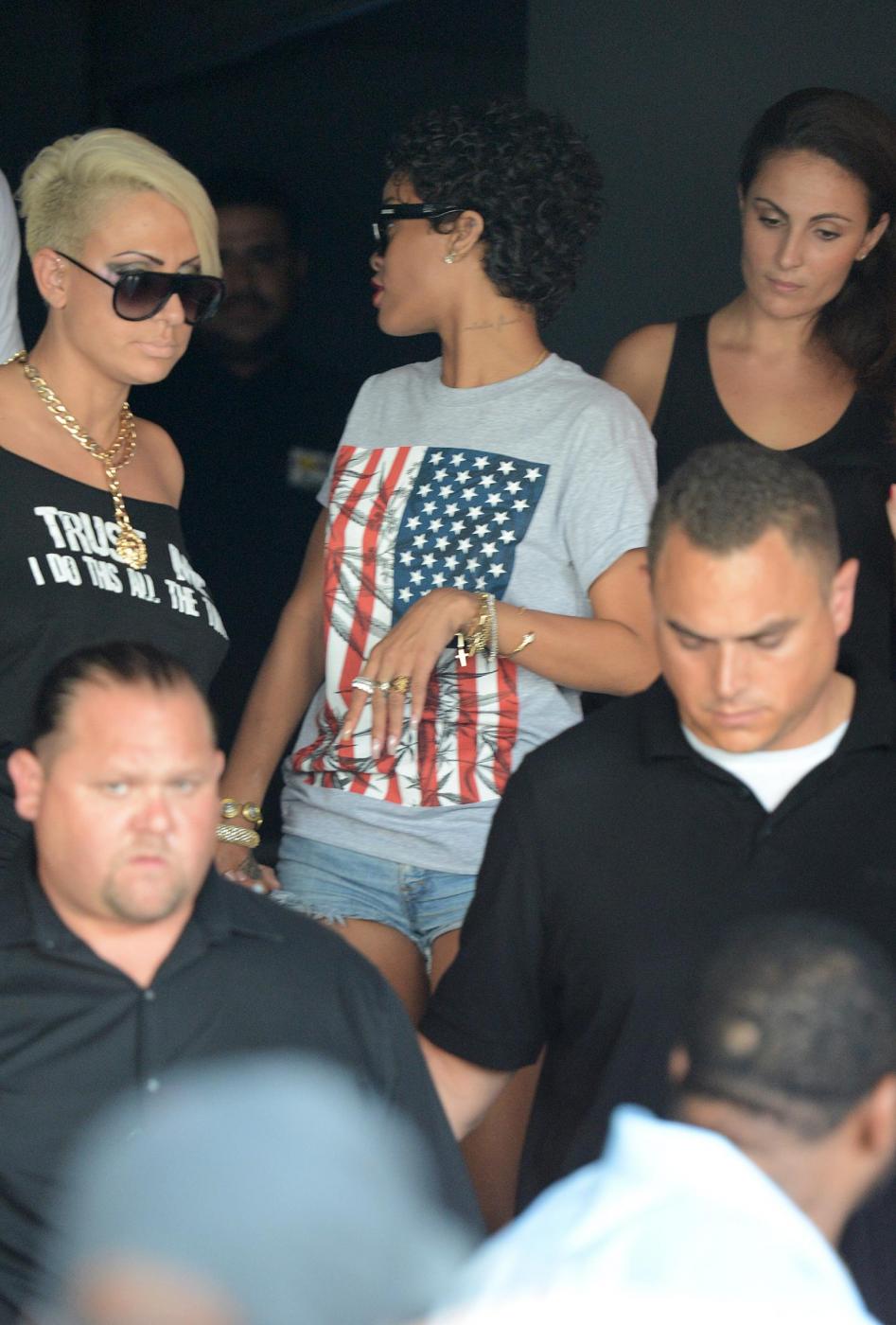 Rihanna, t-shirt con foglia di marijuana sulla bandiera americana 01